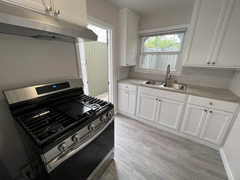 1843 E 6th St #1845 — Photo 2