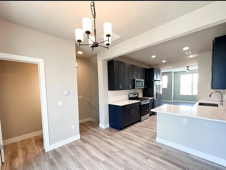 888 S Valentia St — Photo 16