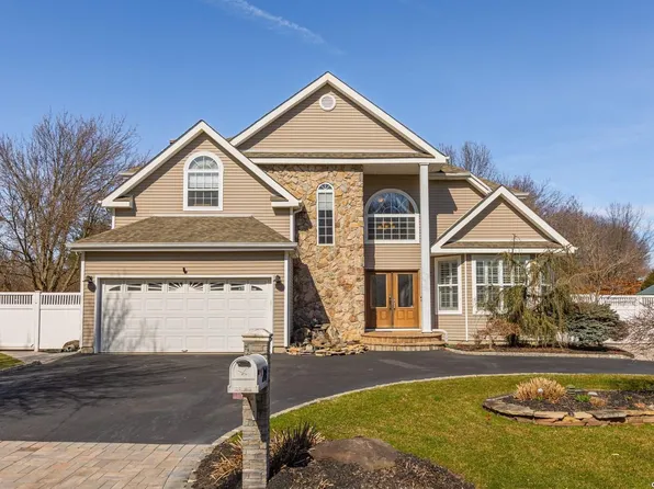 29 Laurel Lane, Holtsville, NY 11742
