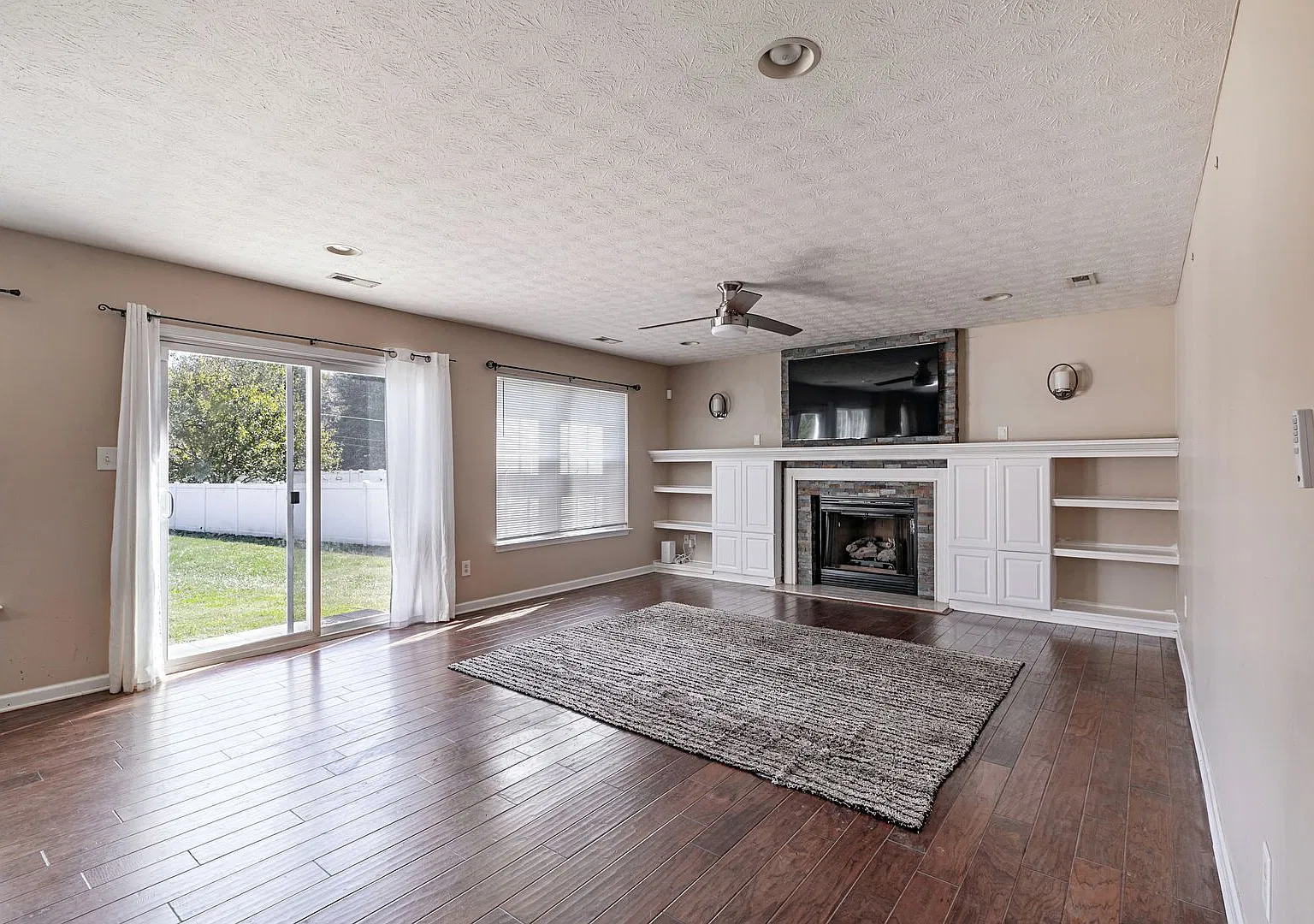 4 bed, 2.5 bath, 2799 sqft, $3,500 — Photo 4
