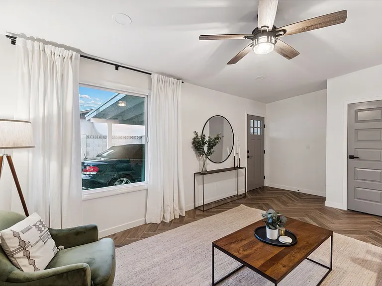 1249 E Bishop Dr — Photo 3