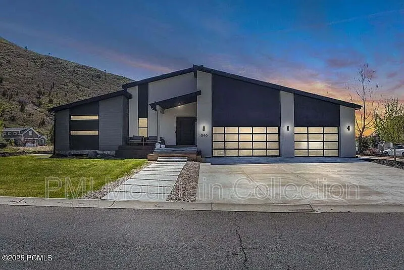 5 bed, 3.5 bath, 5590 sqft, $7,600 — Photo 1