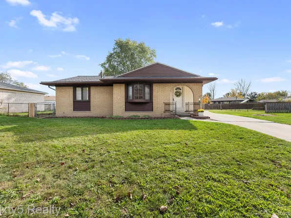 23761 Trail Ridge Dr, Brownstown, MI 48174