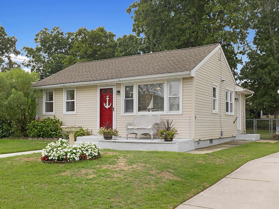 1st image of 402 Gorham Ave N