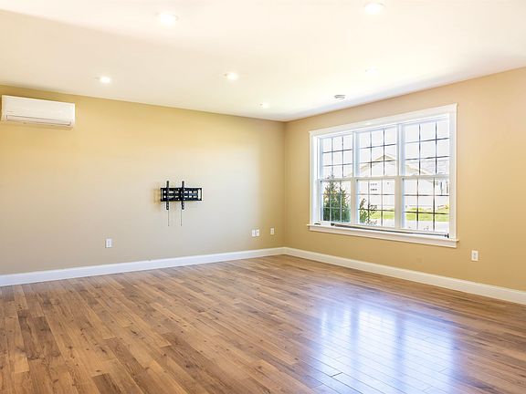 3rd image of 15 Raspberry Ave W
