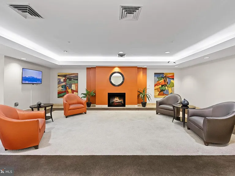 801 S Greenbrier St #215 — Photo 47