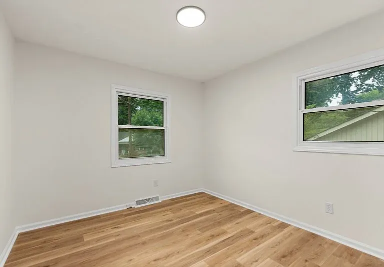 1539 Benbow St — Photo 12