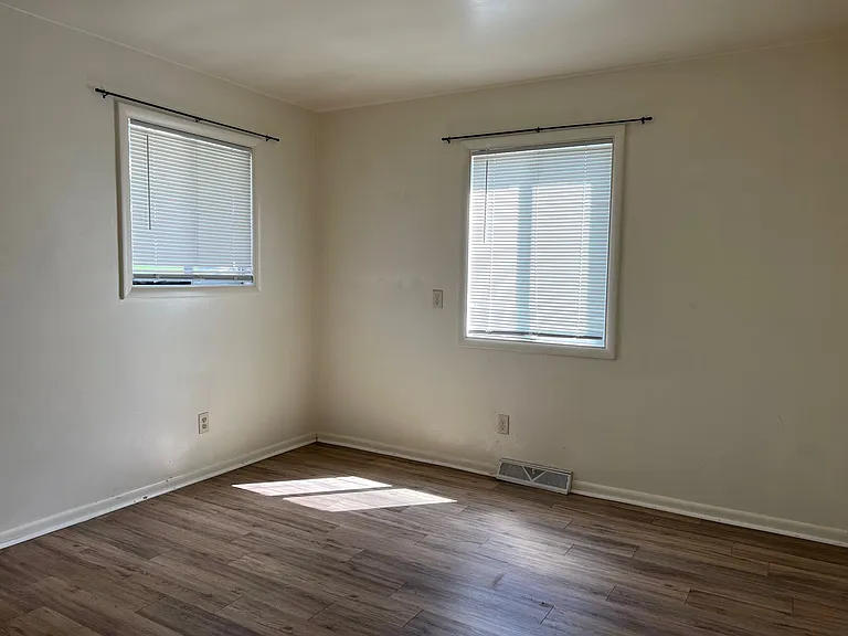 105 E Wilson St — Photo 4