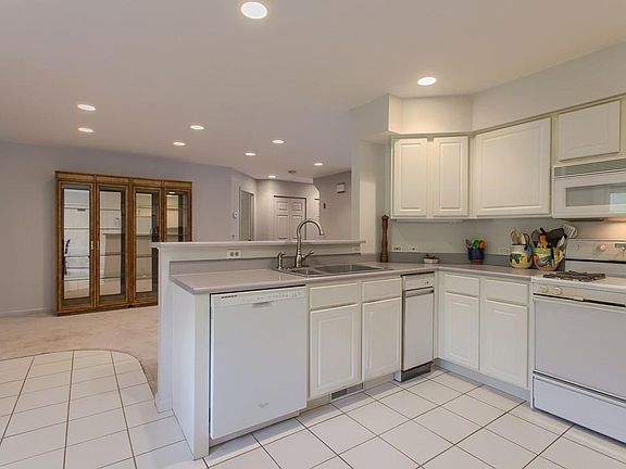 3rd image of 99 Beechwood Dr