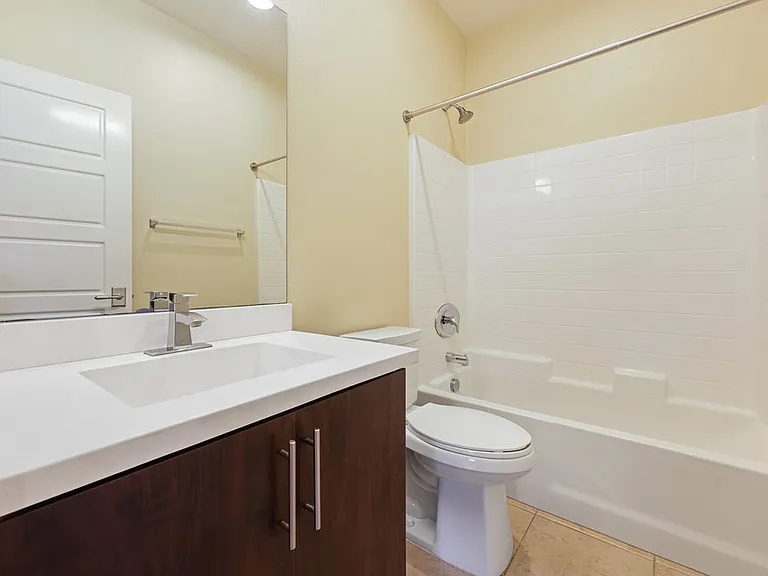 Bathroom w/Tub