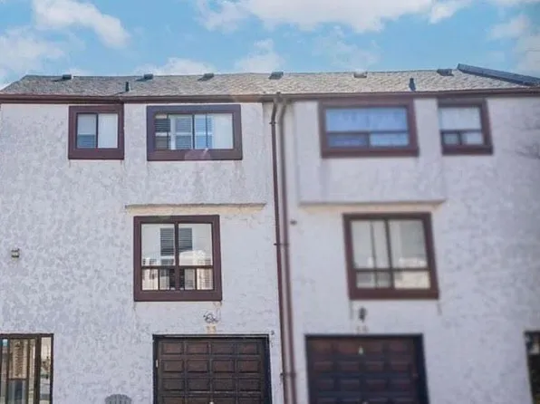 4020 Brandon Gate Dr N #11, Mississauga, ON L4T 3W8