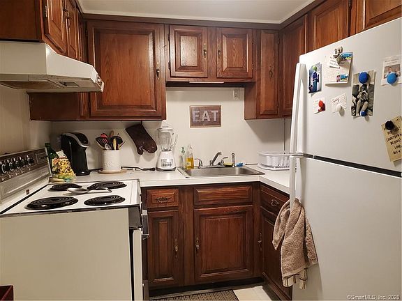 5th image of 134 Montowese St