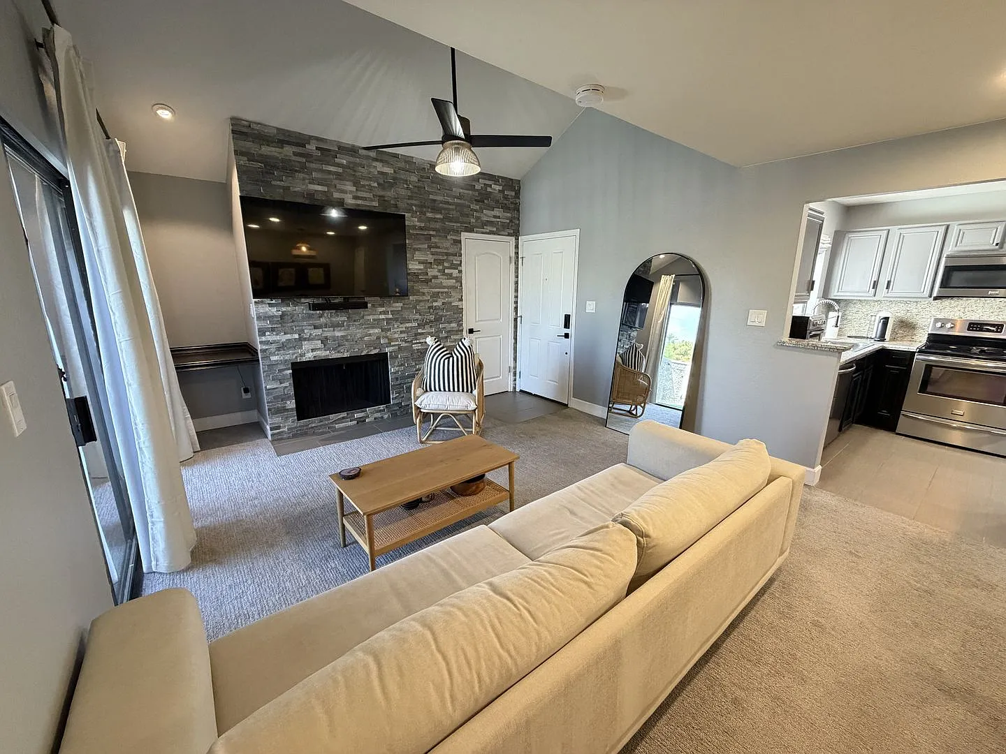Upscale Living - 1 bed 1 bath/1 car garage/Gate Community/Pool & Spa — Photo 2