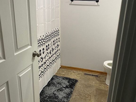 5th image of 805 Marshall Ct N