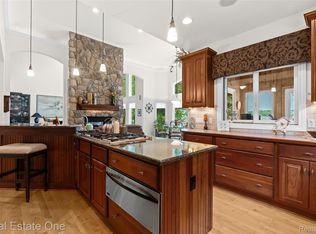 16048 Pine Bluff Ct, Fenton, MI