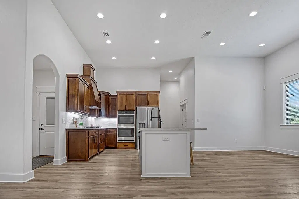 3 bed, 2.0 bath, 1883 sqft, $3,150 — Photo 2