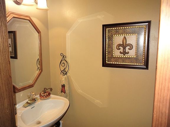 !/2 Bath near Foyer Entrance