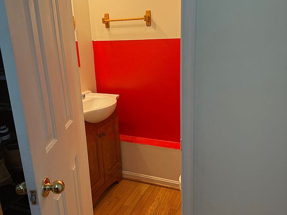 5th image of 3616 Community Dr