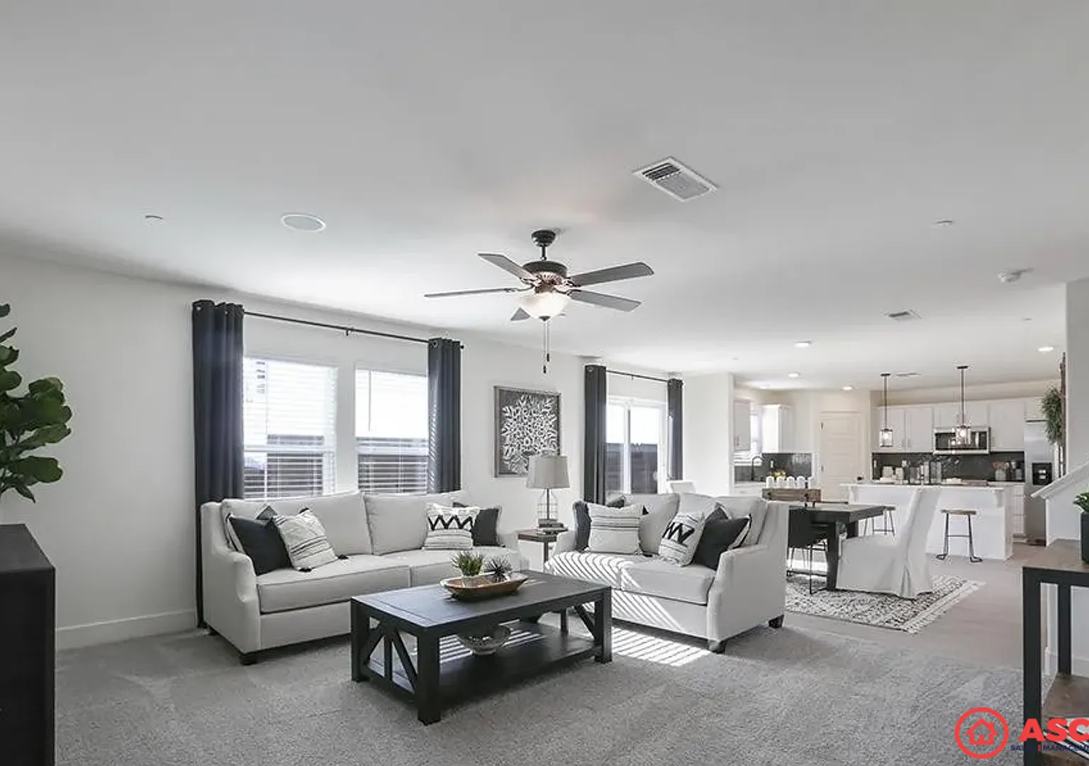 Spacious 5BR/3.5BA Home in 93311 Solar Powered, Utilities Included! — Photo 2