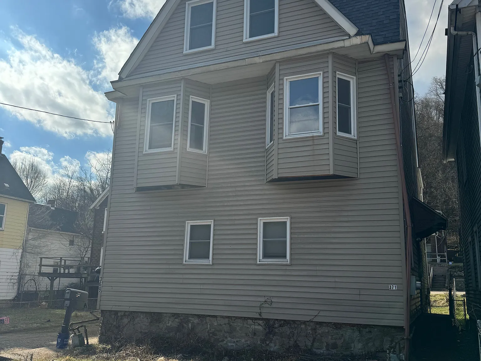 3 bed, 1000 sqft, $1,350 — Photo 1