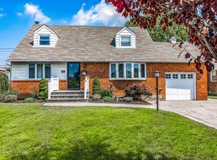 36 Ontario Ave, Plainview, NY 11803