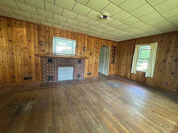 2nd image of 1112 Berry Ln