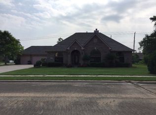 200 Yorktown Ave, Clute, TX 77531