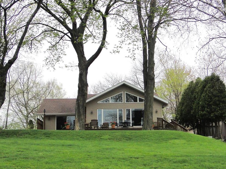 1st image of 550 Lac La Belle Dr