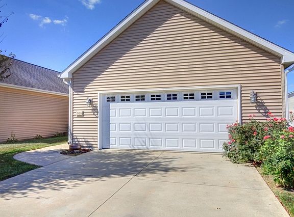 3rd image of 300 Prairie Lane Dr