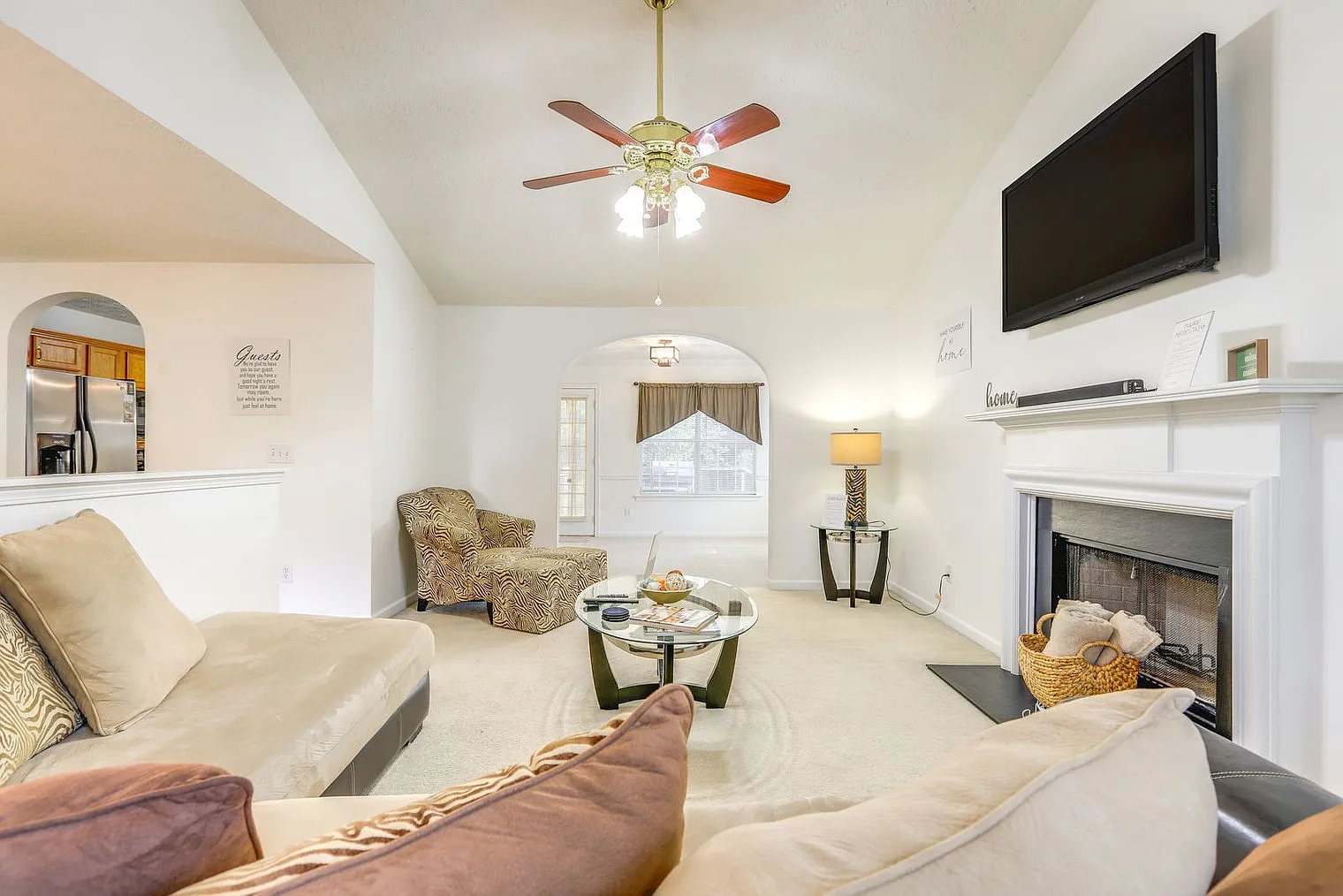 4 bed, 3.0 bath, 2228 sqft, $5,225 — Photo 2