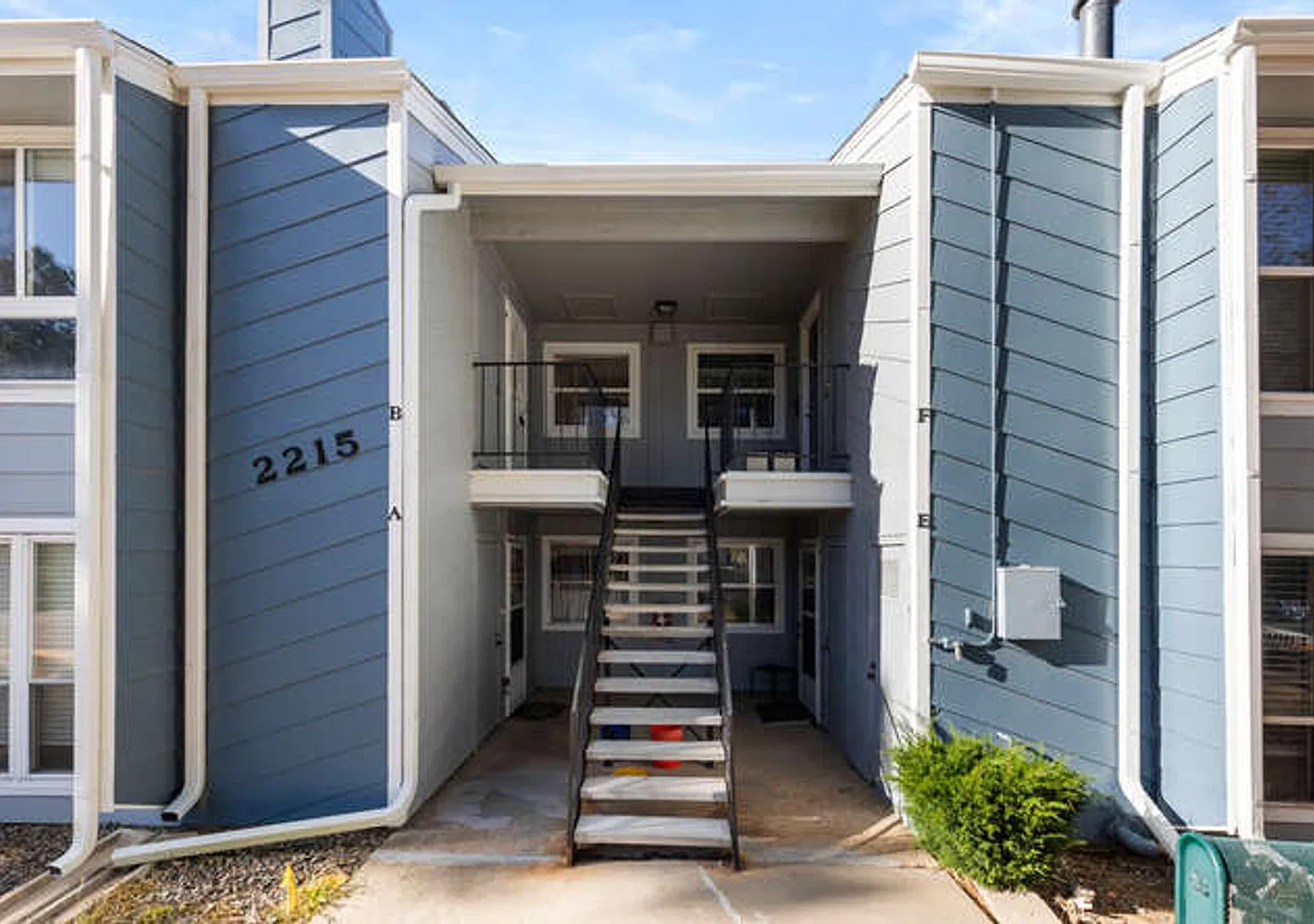 Updated 3 Bed / 2 Bath Southglenn Condo Quartz Counters, New Washer/Dryer, Fireplace & Pool — Photo 2