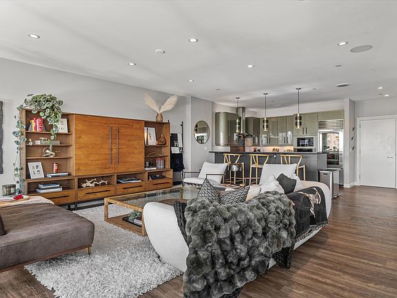 4th image of 545 W Wells St #802