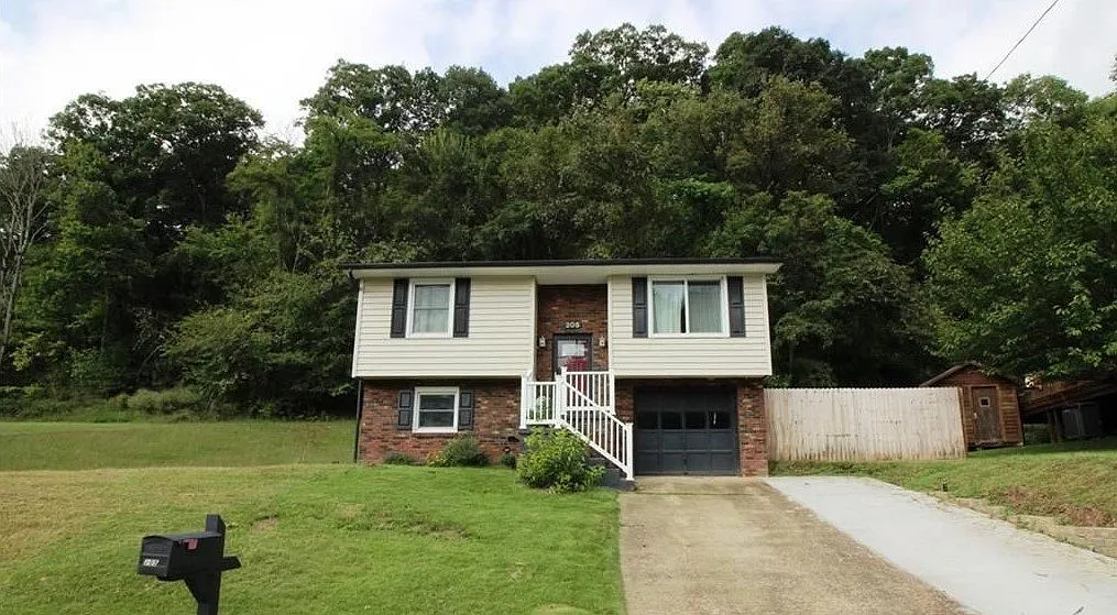 Beautiful Mid Entry Home in a Quiet Neighborhood — Photo 1