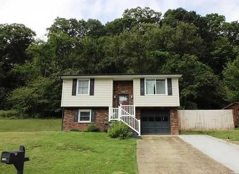 205 Libby Ln — Photo 1