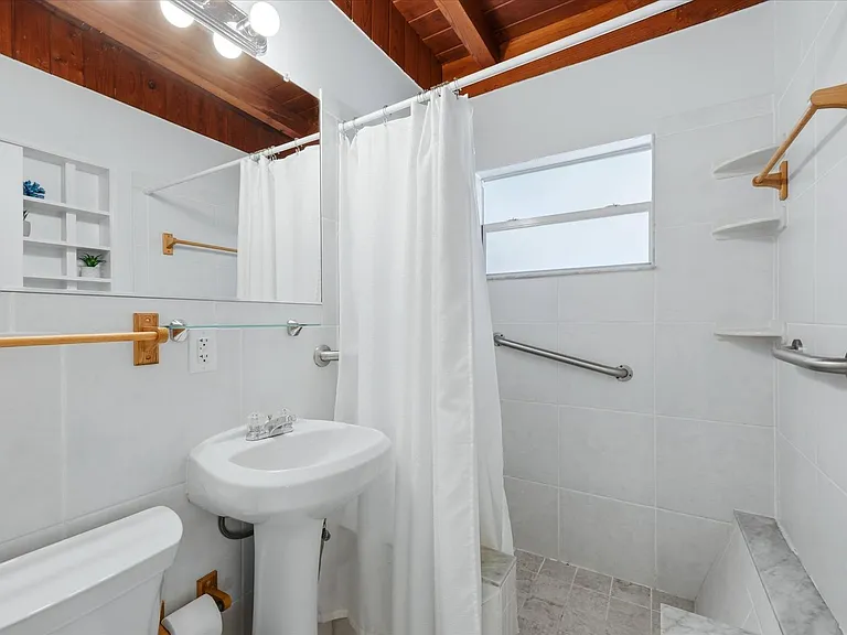 428 Court St — Photo 21