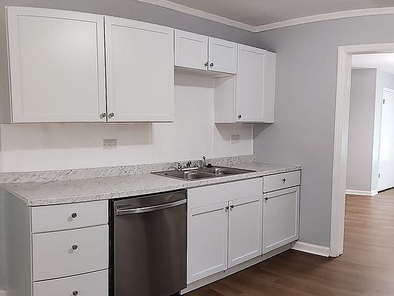 Kitchen with Eat-In