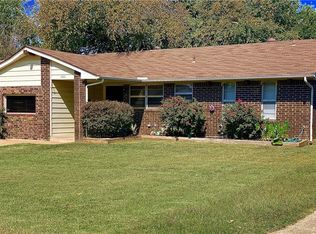 1041 NW 20th St, Moore, OK 73160