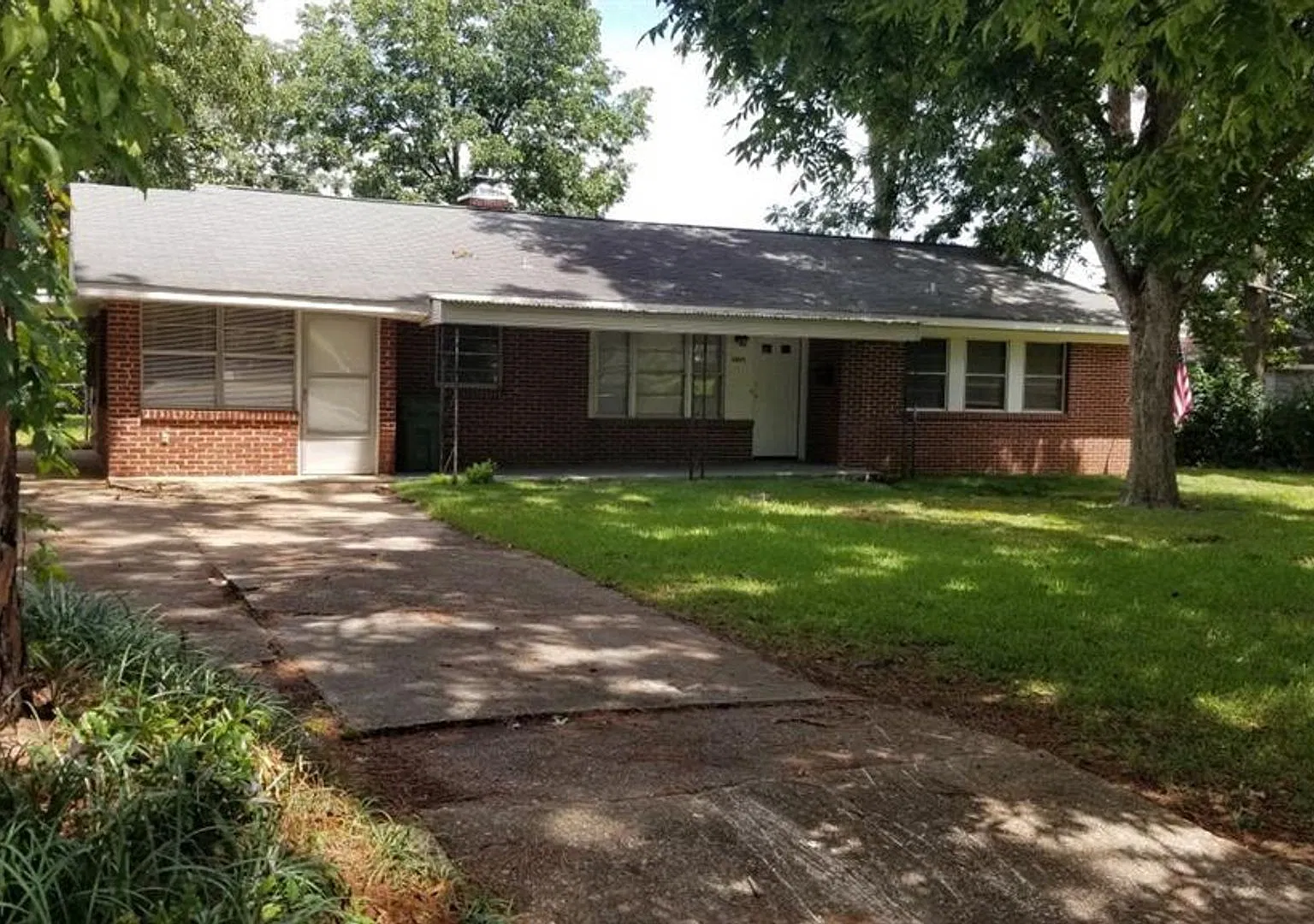 1027 Parkwood Drive — Photo 1