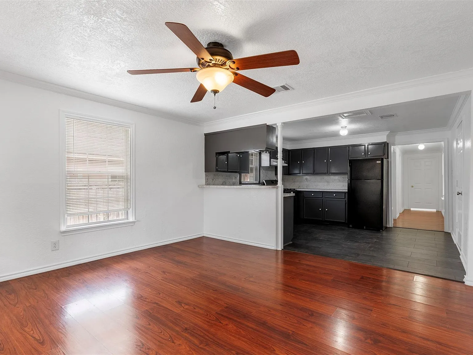 3 bed, 1.0 bath, 1560 sqft, $1,750 — Photo 3