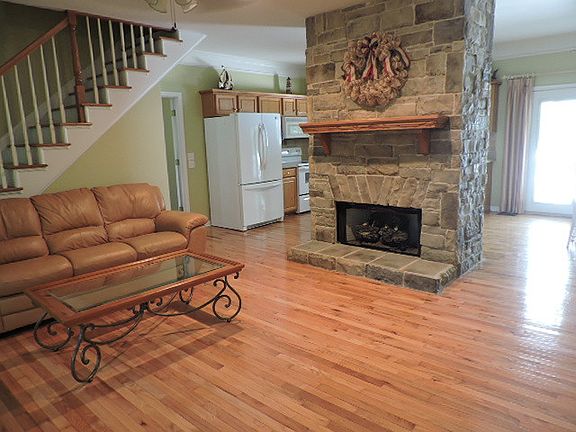 3rd image of 252 Wadeeta Dr E