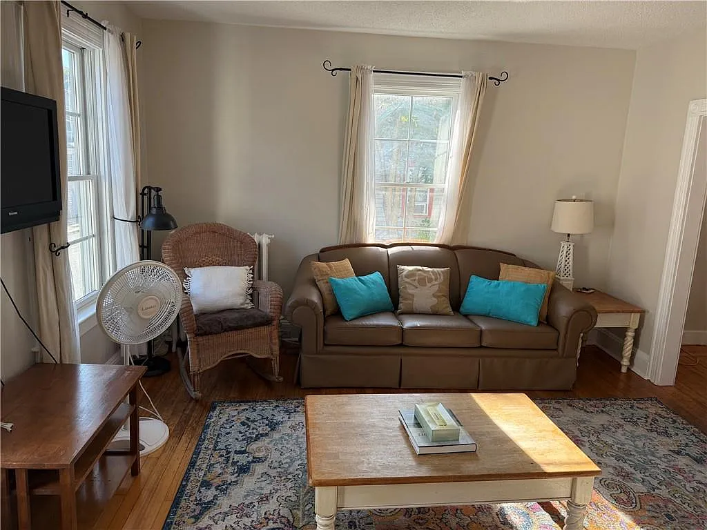 3 bed, 1.5 bath, 1242 sqft, $2,700 — Photo 2
