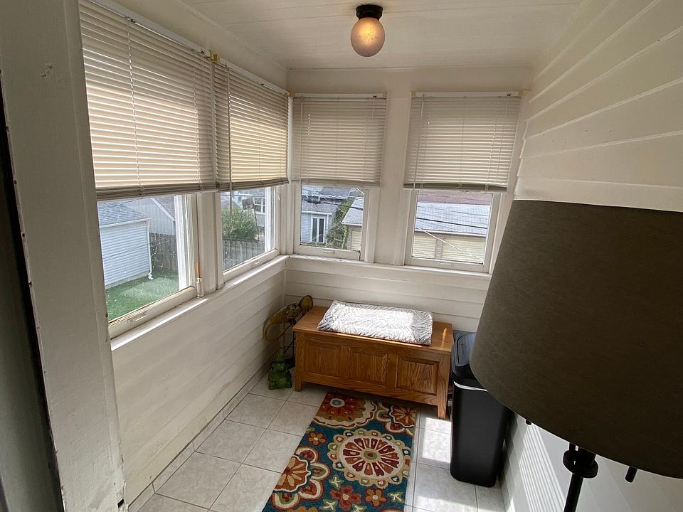 Extra room off back hallway. Possible pantry or green room or mud room.