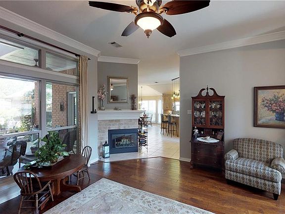 3rd image of 103 Greenhill Trl S