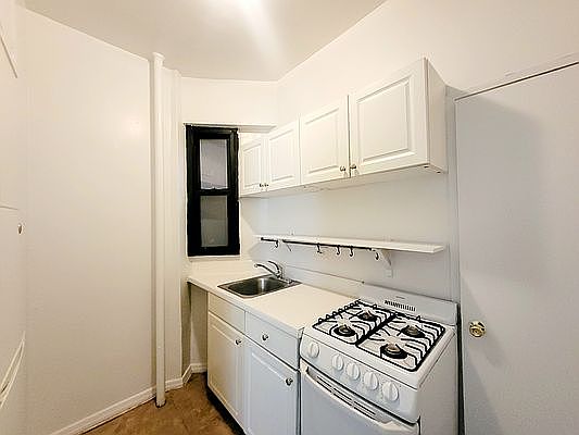 5th image of 302 E 38th St #C