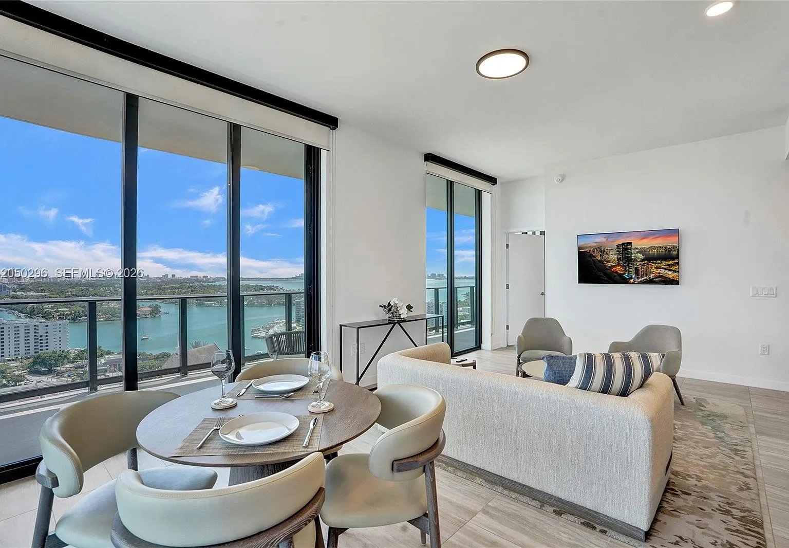 2 bed, 2.0 bath, 884 sqft, $10,500 — Photo 4