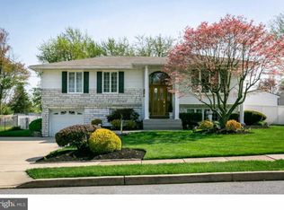 19 Dartmouth Dr, Delran, NJ 08075
