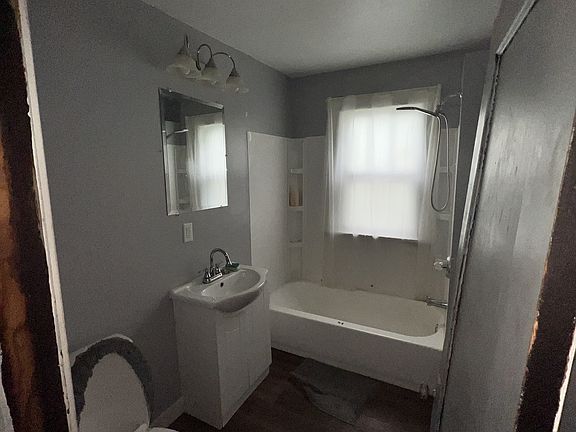3rd image of 1365 E Walnut St