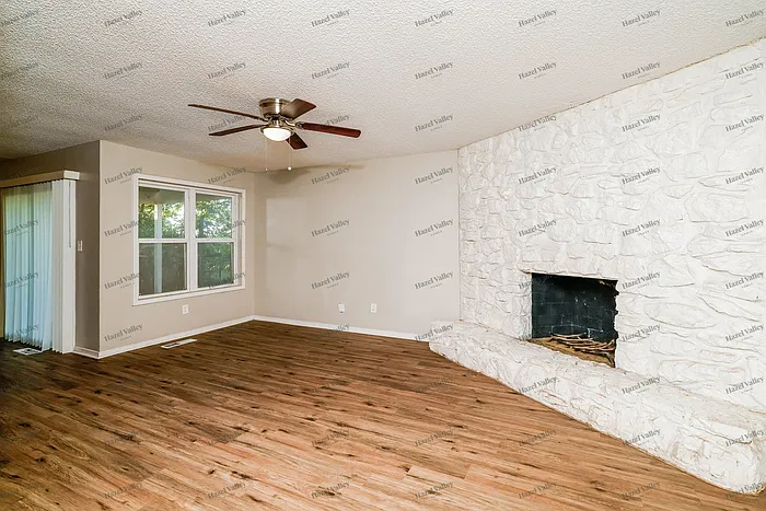 3 bed, 1.5 bath, 1052 sqft, $1,290 — Photo 3
