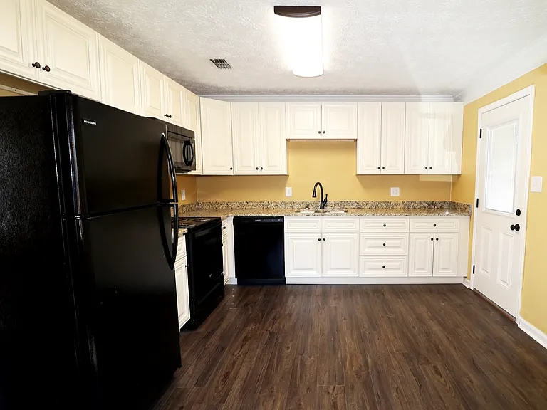 410 Seagraves Dr — Photo 9