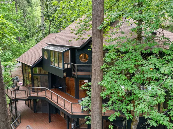 5822 SW Sheridan Ct, Portland, OR 97221